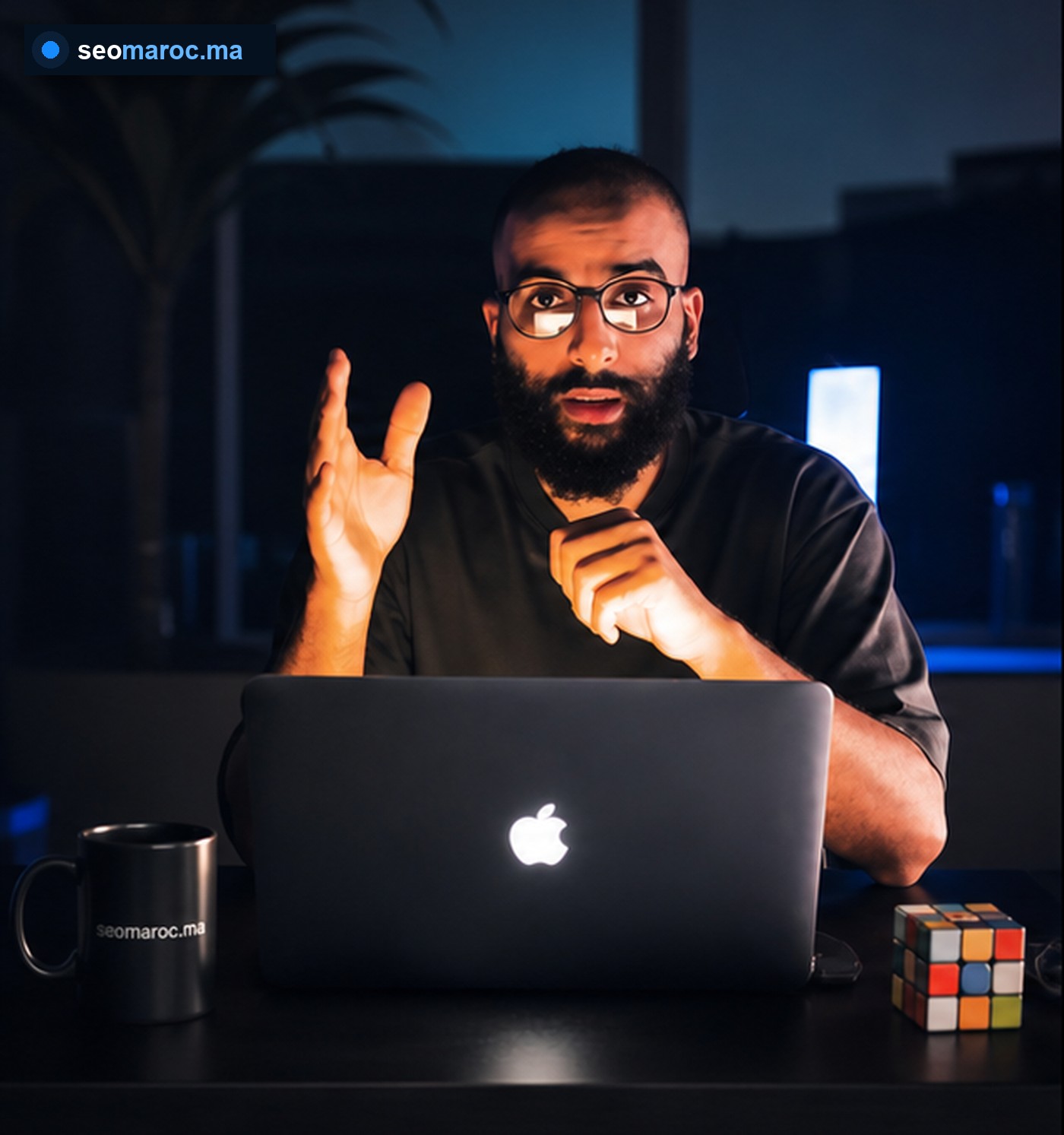 Yassine AMZAL expliquant Google Business Profile devant un ordinateur